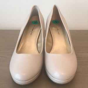 New! Neutral plush leather 2in pumps